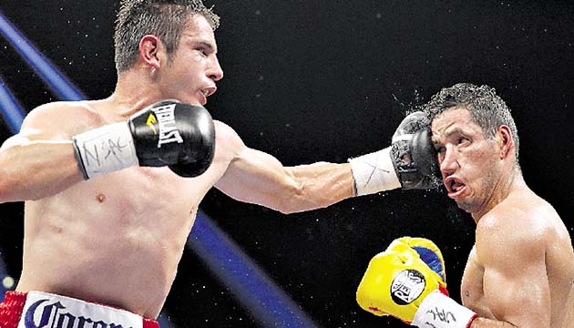 Nuevo campeón mundial. El estadounidense Mauricio Herrera (izq.) se convirtió en el nuevo campeón mundial interino superligero de la AMB, al derrotar por decisión mayoritaria (114-114, 116-112 y 116-112) al venezolano Johan Pérez.