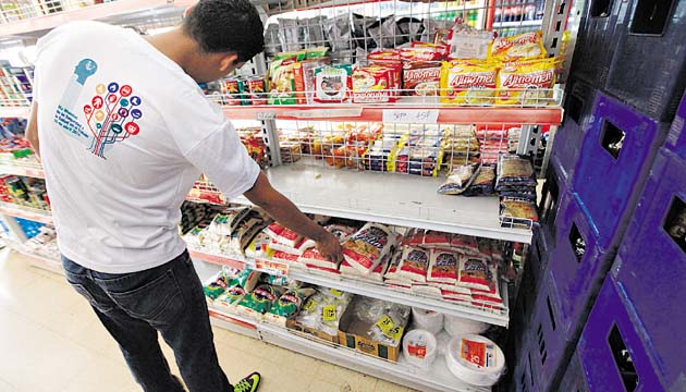 En un recorrido por los establecimientos comerciales se observaron estanterías vacías, por lo que los consumidores se quedan sin opción de adquirir productos controlados.(Edwin González.)