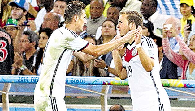 Miroslav Klose le dio un mensaje a Götze antes de entrar a la cancha