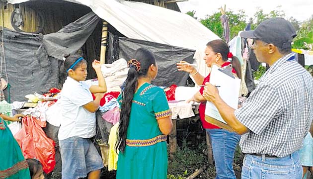 Trabajadores sociales y técnicos del Miviot evalúan a las familias. (Cortesía )