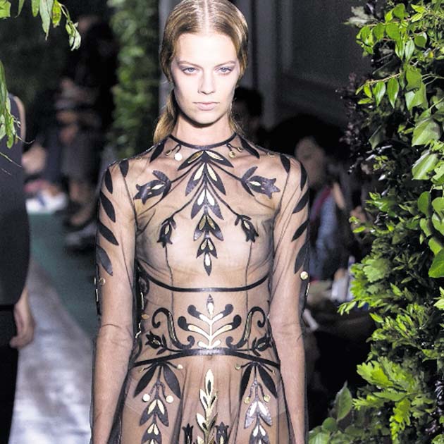 Estampados. Las esquemáticas espigas y flores de largos tallos, resaltadas como siluetas, guiaron la mirada sobre vestidos de cortes depurados.