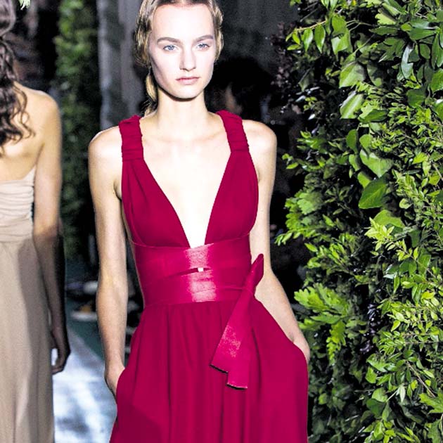 Paleta Valentino. Se amplió al oro viejo, al oscuro esmeralda, los cítricos y ocres, el azul desgastado, el nude y el emblemático rojo de la casa.