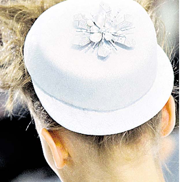 Sombreros. Detrás de la cabellera, situó sombreros en forma vertical, como una gorra con la visera hacia la nuca o un canotier.