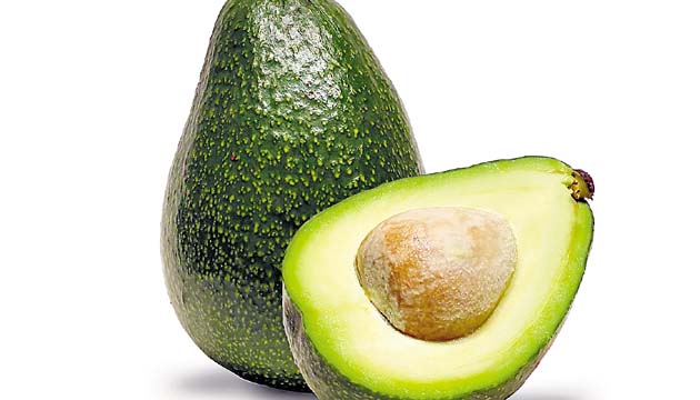 El aguacate, además de ser famoso por acompañar las ensaladas, lo es por ser muy nutritivo. Si deseas mantener tus ojos saludables, disfrútalo. Gracias a un caratenoide llamado luteína, absorbe los rayos ultravioletas del sol, y evita que estos le hagan daño a la retina.