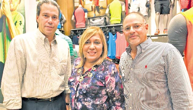 5. Roberto Green, Ana Matilde Cornejo y Edgar Echeverría.