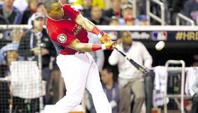 Felicidad. Yoenis Céspedes dijo estar muy orgulloso y contento, así como agradecido con todas las personas que lo eligieron otra vez para participar en este emotivo encuentro.(EFE)