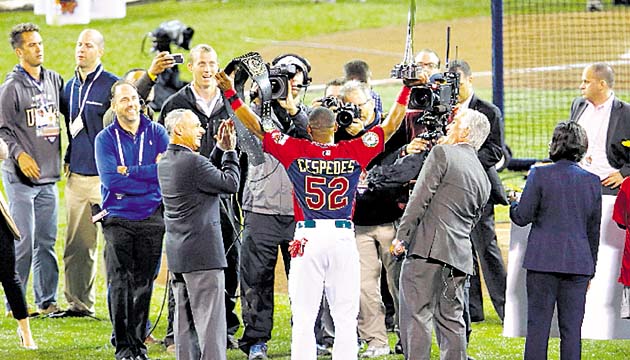 Fiesta. Céspedes se convirtió así en el único cubano y el segundo jugador que logra ganar una competencia de jonrones en años consecutivos, luego de que el legendario Ken Griffrey Jr. lo lograra en 1998 y 1999.(AP)