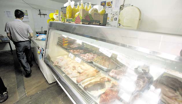 Las abarroterías venden los alimentos a precios más caros.(Archivo)