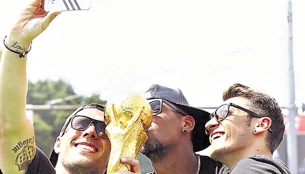 Podolski (izq.), Boateng (c) y Özil (dcha.) se hacen un “selfie”.(EFE)
