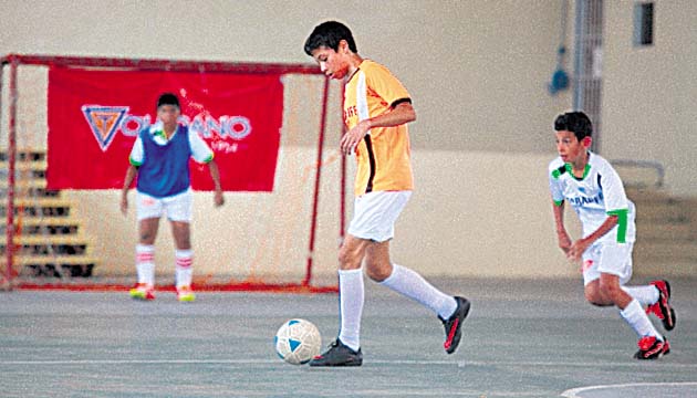 El jugador muestra buen control del balón.(Alberto Ortega)