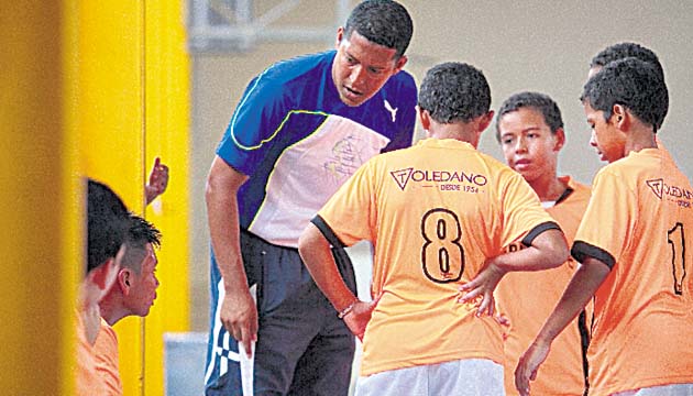 El entrenador les da instrucciones a sus jugadores.(Alberto Ortega)