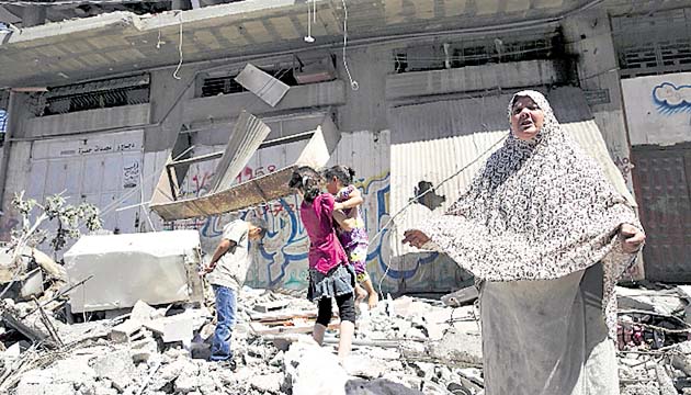 Una familia palestina observa los daños a su apartamento.(AP)