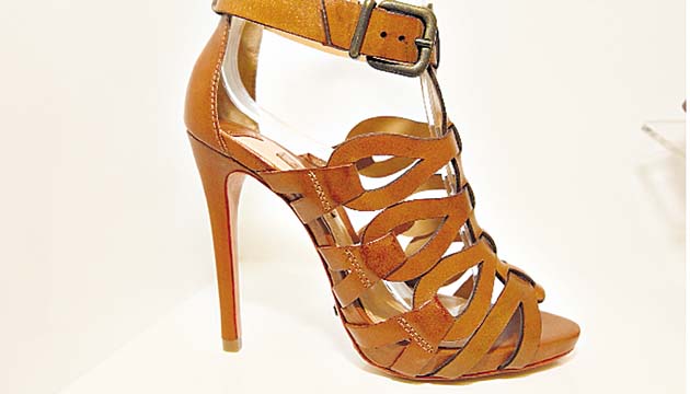 Tonos tierra. La “boutique” Divina Obsesión cuenta con una gran variedad de calzados, muestra de esto son estas sandalias de cuero con tiras cruzadas y tacón alto.