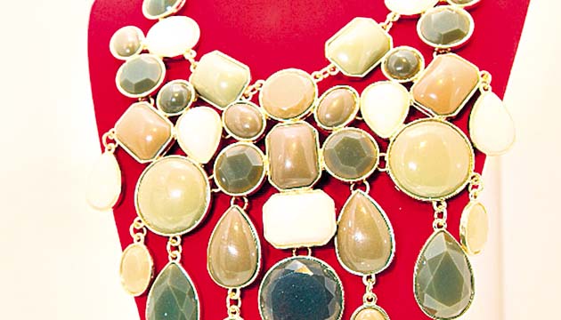 Divina Obsesión. “Choker” en tonos “beiges” para darle un toque diferente al “outfit”. El color blanco también forma parte de esta temporada, como se ven en algunas piedras.