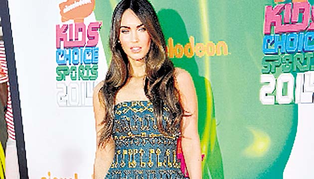 Megan Fox robó miradas.