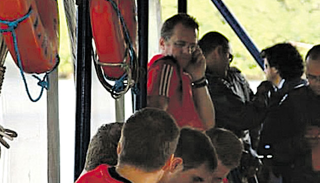 El plantel se trasladaba en ferri hasta su lujoso complejo.(DFB-Team)