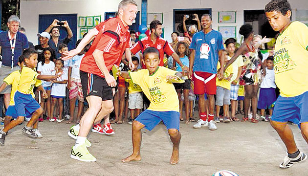 Bastian Schweinsteiger juega un partido con los niños del lugar.(DFB-Team)
