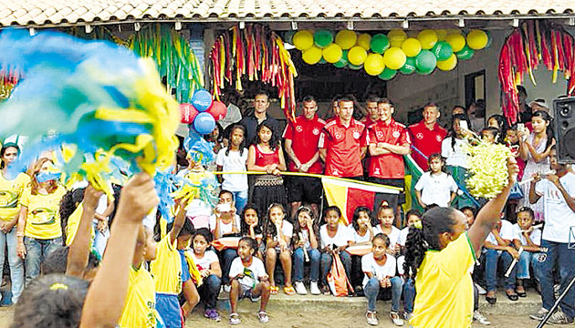 Parte del equipo alemán en un acto ofrecido por los lugareños.(DFB-Team)