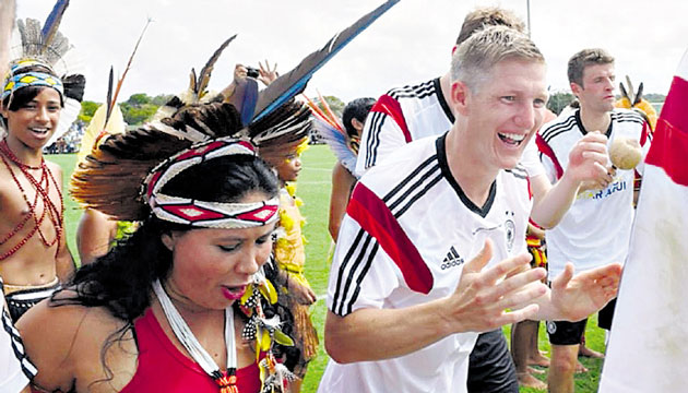Bastian Schweinsteiger fue uno de los que más bailó con los indígenas de la región, cuando los mismos visitaron a la selección alemana en un entrenamiento a puertas abiertas.