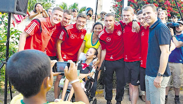 Los jugadores germanos no tuvieron problemas en compartir con los lugareños. En más de una ocasión se les vio acercarse a ellos para conocer su modo de vida y su cultura.