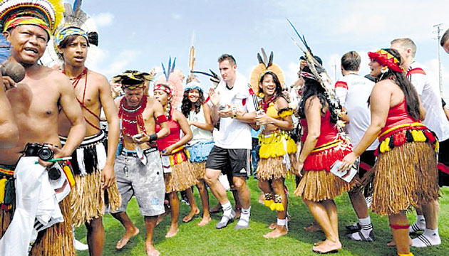 Indígenas de la tribu local de los Pataxós celebraron el 36 cumpleaños del delantero Miroslav Klose al final de un entrenamiento de la selección alemana de fútbol en Santo André.