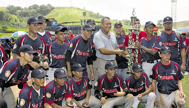 Panamá A recibe el trofeo de segundo lugar de manos del señor José Chen, padre de Bruce Chen. El torneo fue dedicado al grandes ligas panameño.(Víctor Arosemena)