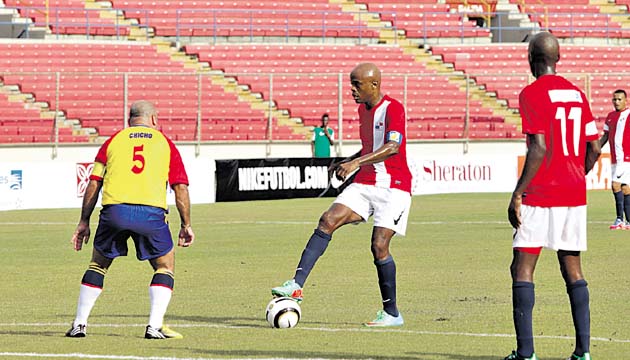 Julio Dely Valdés (con el esférico), capitán de la escuadra istmeña, anotó dos tantos en contra de las leyendas del fútbol colombiano.(Alejandro Méndez)