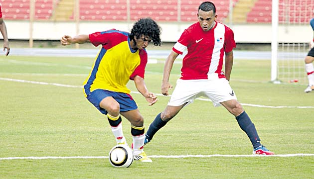 El istmeño Mario Méndez (dcha.) dio dos buenas asistencias de gol.(Alejandro Méndez)