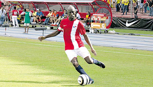 Percival Piggott fue uno de los jugadores más activos por parte del equipo local.(Alejandro Méndez)