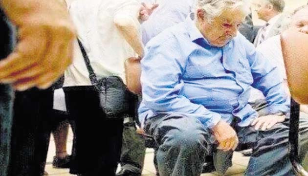 José Mujica espera su turno para ser atendido en el hospital público.