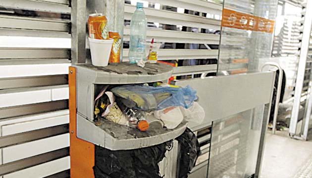En las zonas pagas la basura se desborda en los tinacos.(Carlos Lemos)