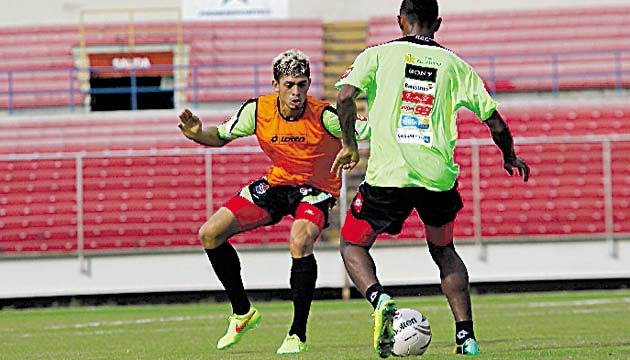 Un guerrero. Bastaron un par de correcciones para que se aplomara. El zaguero Joshua Hawkins tomó los consejos y los aplicó inmediatamente. Después fue casi imposible que el atacante lo superara en el duelo de uno contra uno.