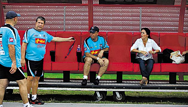 Inseparable. Luz Adriana Ortiz, la esposa de Hernán Darío Gómez, entrenador de la Selección Mayor de Fútbol de Panamá, vio muy de cerca trabajar al timonel colombiano, sentada en el banquillo de suplentes.