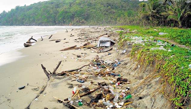 Estado de la playa de Armila, con toneladas de basura esparcidas a lo largo de ella. (Cortesía)
