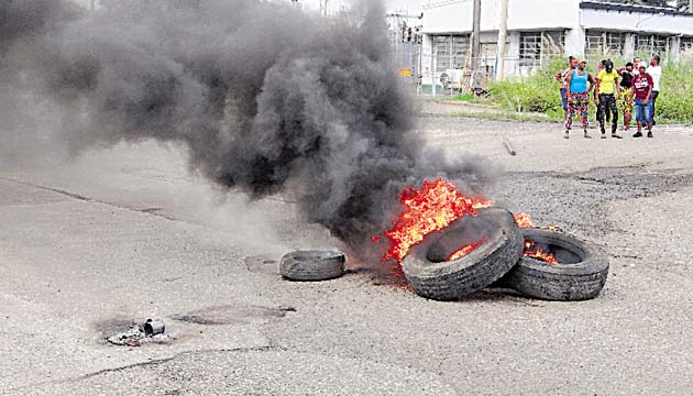 Varias llantas quemaron los protestantes para llamar la atención.(Delfia Cortez)