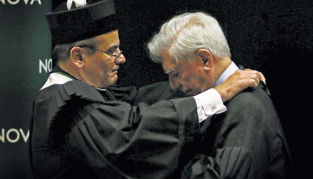 Antonio Manuel Rendas, decano de la universidad y M. Vargas Llosa.( EFE. )