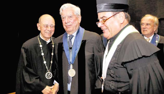 Vargas Llosa y autoridades universitarias, previo a su discurso. (EFE.)