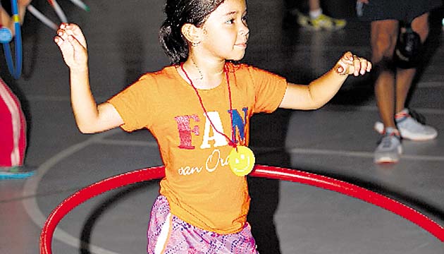 Bailando con el hula-hula.(Anayansi Gamez)