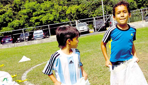 Durante la carrera de sacos, dos niños se divierten al máximo durante la actividad.(Anayansi Gamez)