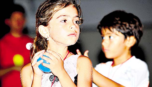 Una niña se encuentra preparada para realizar un lanzamiento.(Anayansi Gamez)