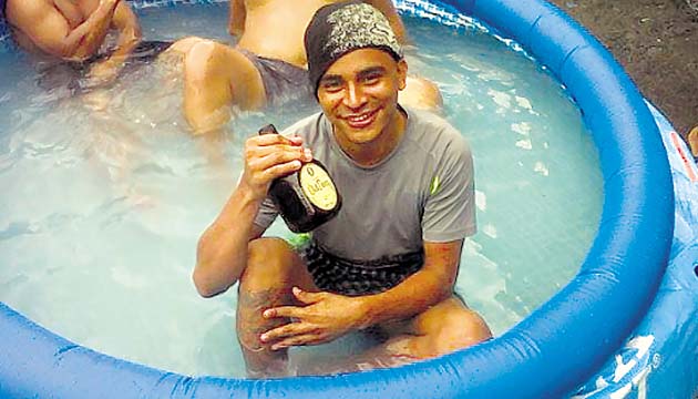 Detenidos hacen llegar piscina inflable a custodios()