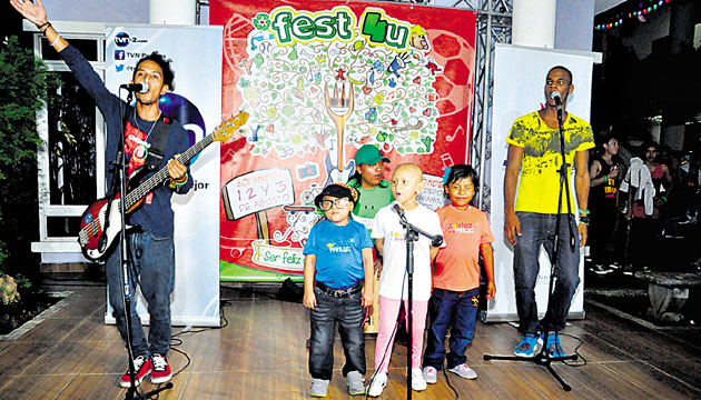 Kelvin, Kenneth y Edilma cantaron felices con Séptima Raíz. (Lente Paparazzi.)