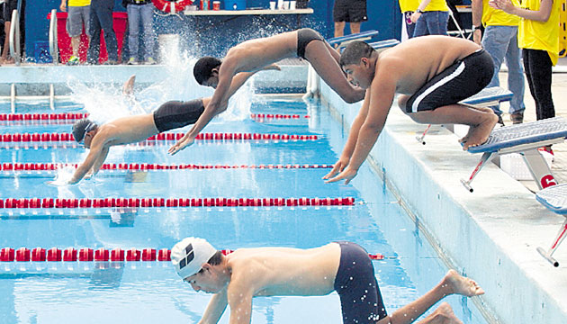 4.Un grupo de apasionados tritones se lanza a la piscina.( Alejandro Méndez)
