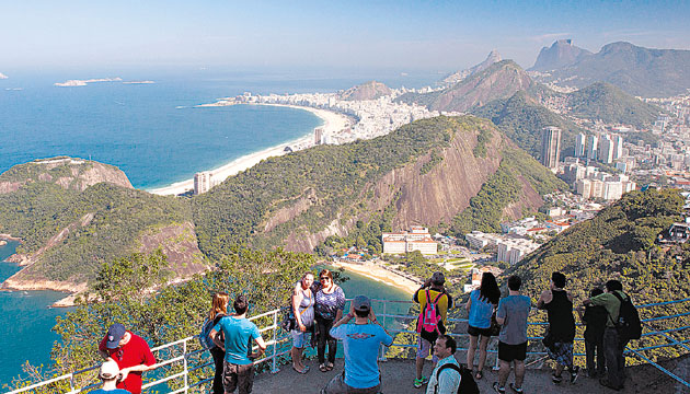 Mirador en Pan de Azúcar y se puede apreciar Copacabana al fondo.