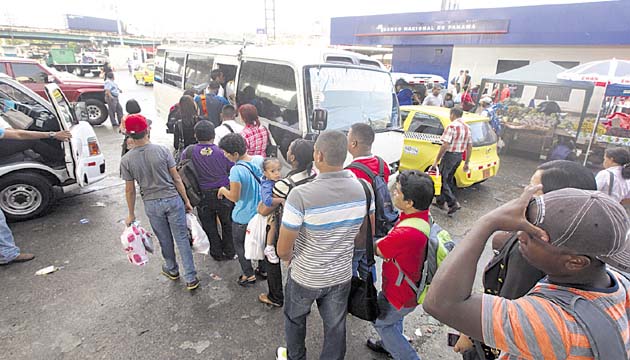 El transporte pirata que antes era exclusivo del sector oeste, se ha multiplicado en San Miguelito y el sector este del país.(Carlos Lemos)