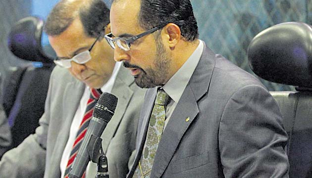 Luis Barría tuvo que conversar con sus colegas para que Barakat obtuviera los votos favorables.(Edwin González)