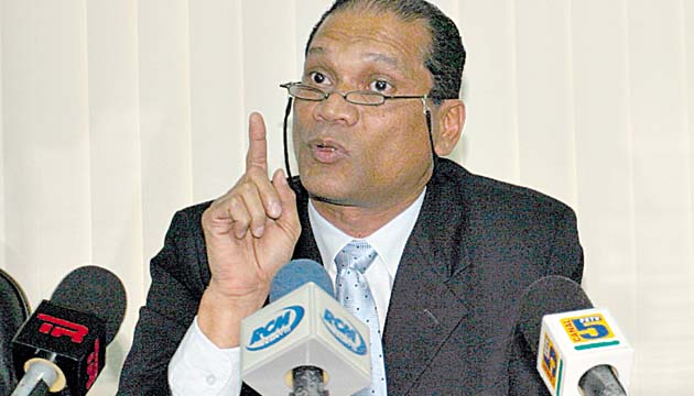 Opiniones encontradas sobre la designación de Pinzón. Carlos Lee: “El tema es que el artículo 41 en cuestión es de la Ley 18 del 3 de junio de 1997 que es una ley orgánica y las leyes orgánicas tienen un procedimiento distinto y particular para su aprobación; no se pueden modificar a través de un decreto. Las leyes orgánicas deben ser aprobadas por una mayoría absoluta en la asamblea”.