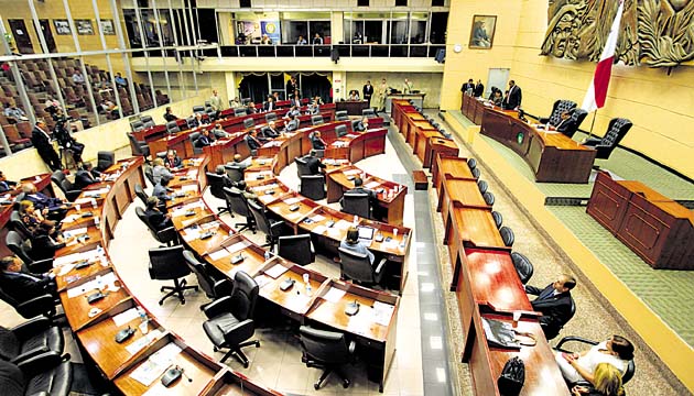 Hay expertos en materia constitucional que afirman que los decretos leyes pueden ser aprobados en ausencia de los diputados, pero esto cuando el mandatario de turno haya solicitado un permiso.(Archivo)