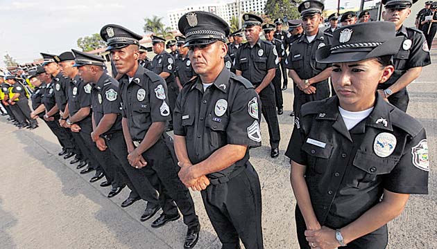 Época democrática. Posterior a la invasión de Estados Unidos a Panamá, en diciembre de 1989, el Gobierno panameño reorganizó la Fuerza Pública con el objetivo de eliminar las Fuerzas de Defensa. En ese momento, se designó en el cargo de jefe de la Policía al coronel Roberto Armijo.