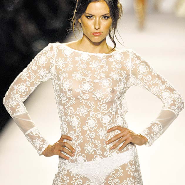 ¡De blanco!. Es el color de la paz y se ve hermoso en las prendas de vestir y vestidos de baño, así como en pareos con encajes.